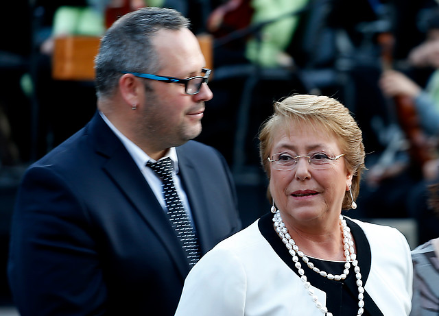 Encuesta Cadem: Caso Caval impacta popularidad de Bachelet y la mayoría cree que sabía con anterioridad del negocio que involucra a su hijo