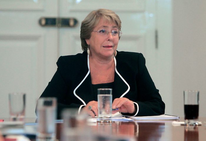 Bachelet acusa el golpe y anuncia histórica regulación del concubinato entre «política y negocios»
