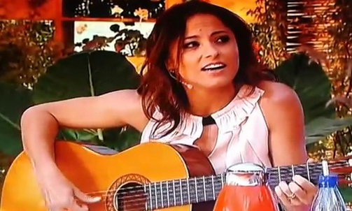 Constanza Santa María cantó «Homenaje» de Santiago del Nuevo extremo