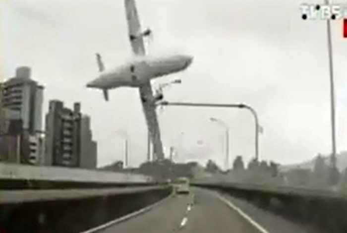 Accidente de avión en Taiwán deja 23 muertos y 20 desaparecidos