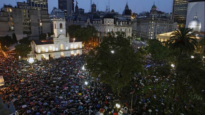 Multitudinaria Marcha del Silencio marca hito en medio de las tensiones por caso Nisman en Argentina