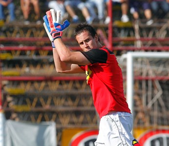 Tercer arquero de Colo Colo herido a bala en las afuera de botillería en Las Condes