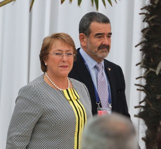 Cercanos a Luksic aseguran que reunión con Dávalos fue para no hacer un desaire a familiares de Bachelet