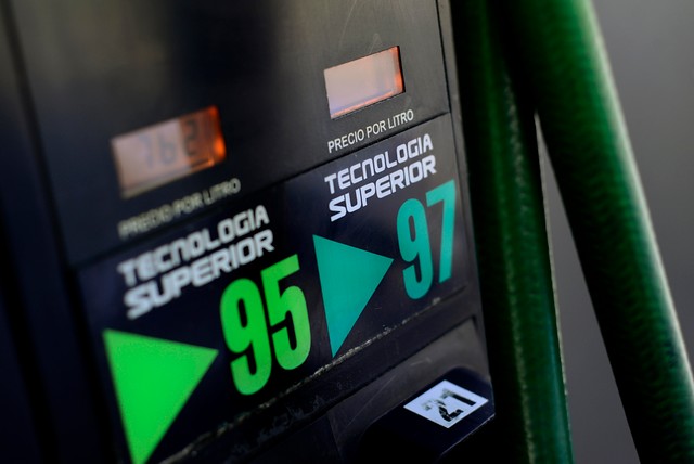 Tras quince semanas de precio congelado: bencinas subirán $5 por litro