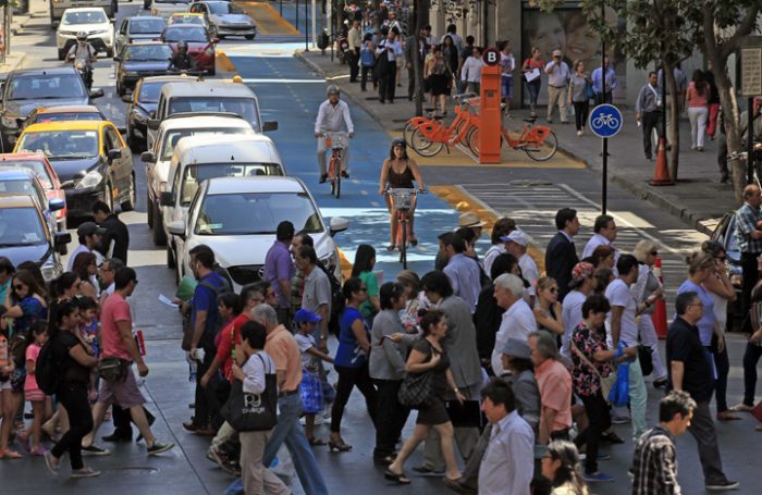 Aumenta el uso de la bicicleta en Santiago pero no hay dónde estacionar