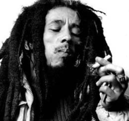 Tras décadas de debate la cuna de Bob Marley legalizó la marihuana
