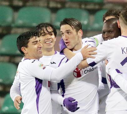 Sábado de chilenos en el exterior: gran triunfo de Fiorentina y Díaz sufre goleada