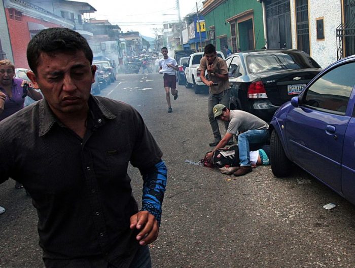 Fiscalía imputó por homicidio intencional a policía por muerte de joven venezolano en protesta de oposición
