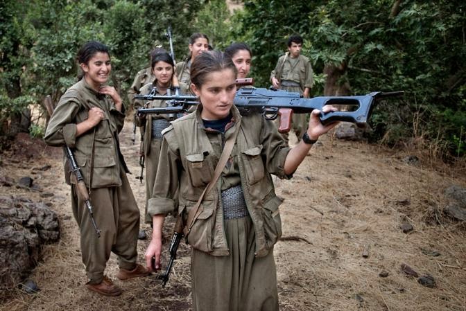 «Hermanas en armas»: las mujeres kurdas que detuvieron el avance del Estado Islámico