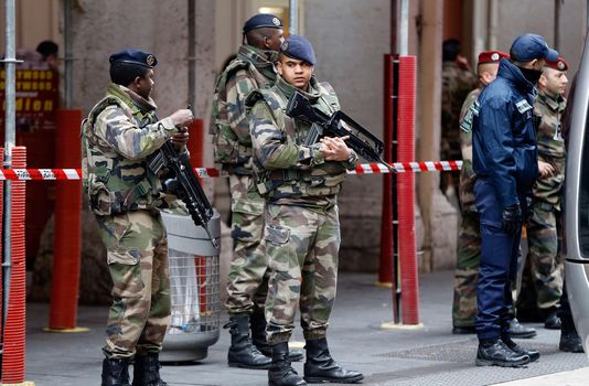 Hombre ataca con un cuchillo a militares franceses que protegían edificio judío en Niza