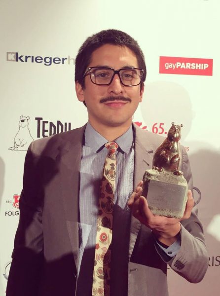 Omar Zúñiga Hidalgo con el premio Teddy por mejor 