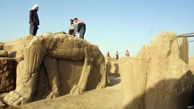 Yihadistas destruyen estatuas milenarias en Irak