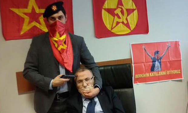 Toman como rehén a un fiscal en el Palacio de Justicia de Estambul