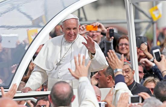 El Papa afirma que una sociedad corrupta apesta