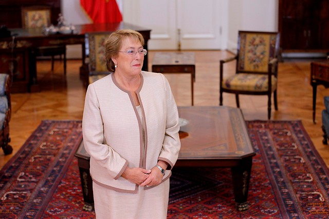 Bachelet veta tema Dávalos en entrevista con Bloomberg