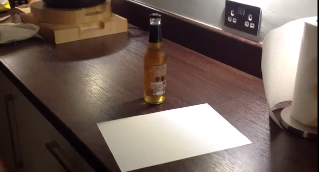 Video: Cómo abrir una botella de cerveza con una hoja de papel