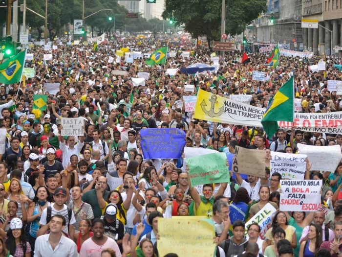 Dilma Rousseff ofrece diálogo en medio de masivas protestas por la crisis de corrupción que vive el país