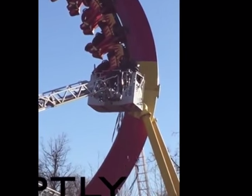 Video: Varias personas quedaron colgadas cabeza abajo en una montaña rusa tras una avería