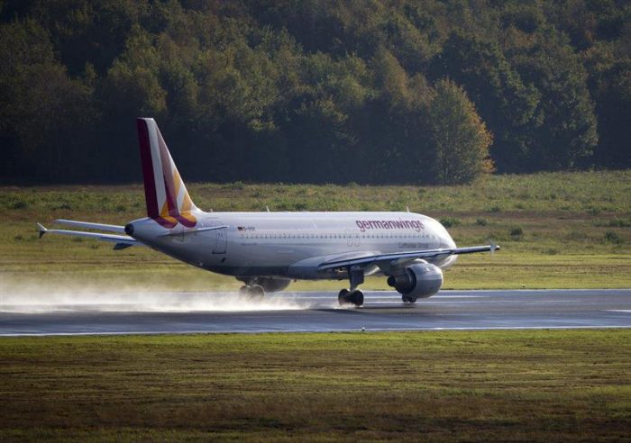 Embajador en Francia confirma que una chilena viajaba en avión que se estrelló en Los Alpes