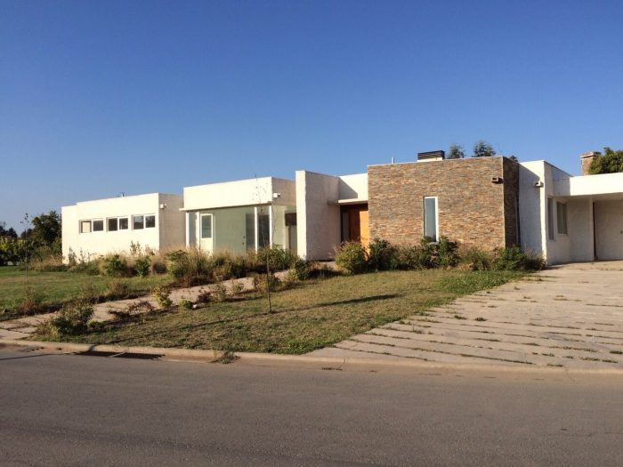 Las casas en el exclusivo condominio Los Lirios que Caval acordó comprarle a Hugo Silva