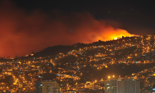 Subsecretario del Interior declara «Estado de Emergencia» en Valparaíso y Viña del Mar debido al avance del incendio
