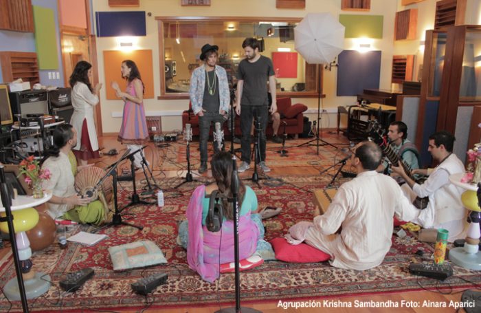 Krishna Sambandha, la banda de músicos chilenos, que hipnotiza con piezas clásicas de la India