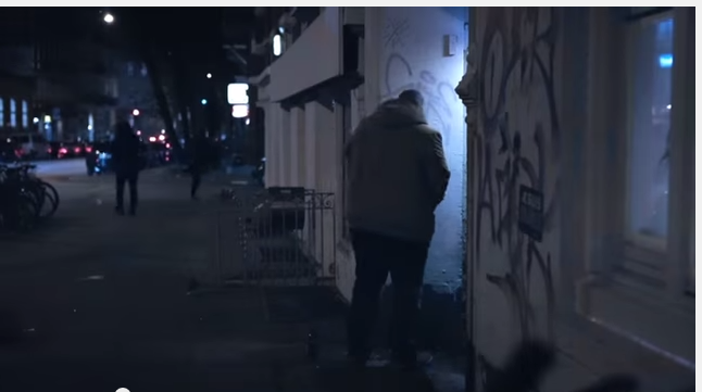 Video: Alemanes tapizan murallas con pintura hidrofóbica para repeler la orina de transeúntes