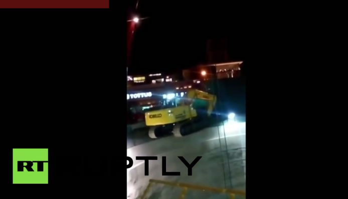 Video: La milagrosa salvada de trabajadores del Metro tras caída de excavadora a enorme agujero