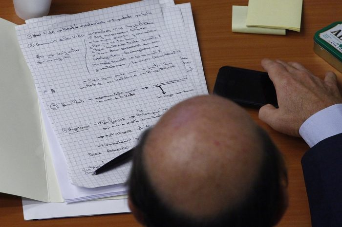 Fotos: Los curiosos apuntes del Choclo Délano sobre «la vida» durante audiencia de formalización