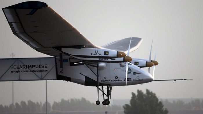 Avión solar despega de Emiratos para dar la vuelta al mundo sin combustible