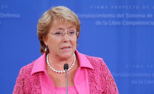 Bachelet firma proyecto que mejora la libre competencia y que establece penas de cárcel para la colusión
