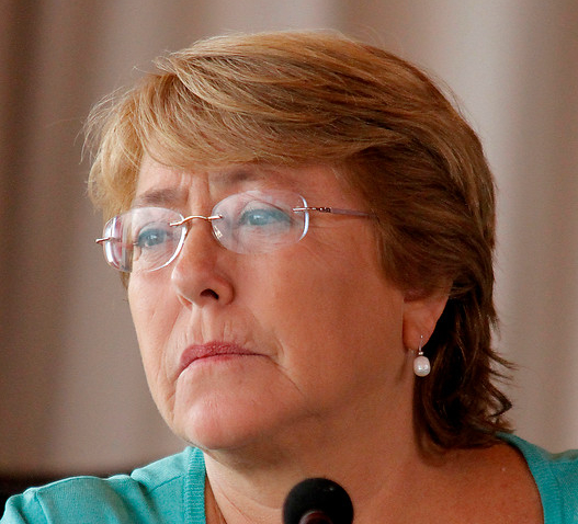 Encuesta Cadem: por primera vez la desaprobación de Bachelet duplica su aprobación