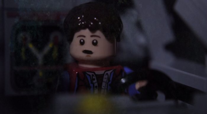 Video: Recrean famosa escena de Volver al Futuro con Legos
