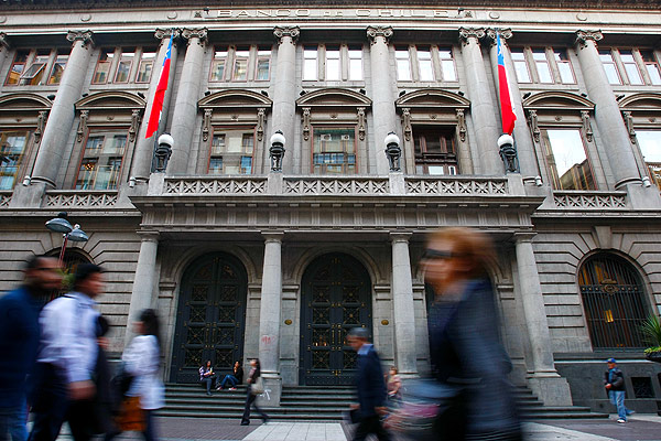 El doble discurso del Banco de Chile en disputa con el Sernac que podría marcar cobro de comisiones en la banca