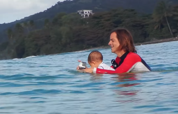 Video: Padre enseña a su hijo de 9 meses a practicar bodyboard