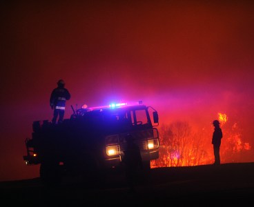 Bomberos despliega material humano y recursos técnicos para combatir incendio en la Quinta Región