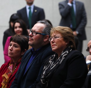 Peña dice que Bachelet dudó al enfrentarse al dilema entre sus sentimientos como madre y sus deberes como Presidenta