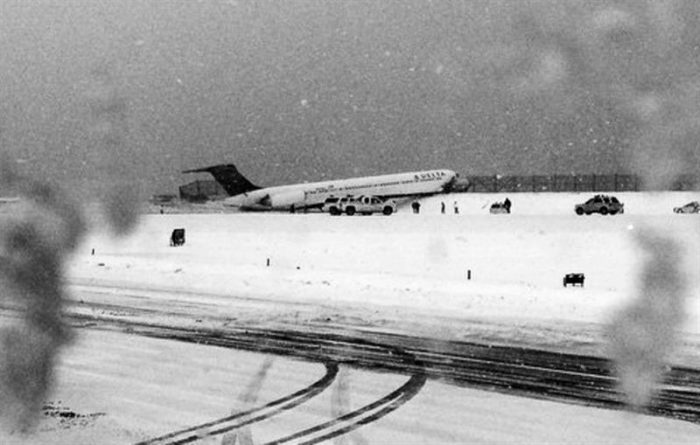 Avión se sale de pista al aterrizar en Nueva York en medio de tormenta de nieve