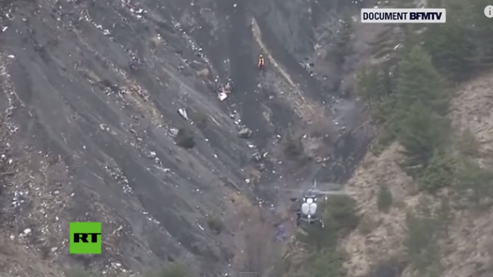 Video: Helicópteros de rescate sobrevuelan el lugar del siniestro del avión de Germanwings