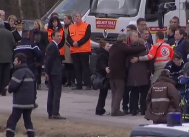 Video: Familiares de las víctimas de la tragedia de Germanwings hacen homenaje a los pies de los alpes