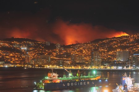 Aleuy confirma un muerto y 21 heridos en incendio de Valparaíso