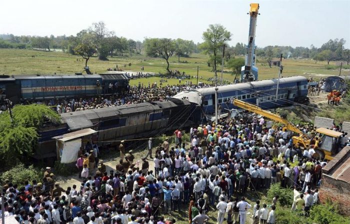 Al menos 20 muertos y 100 heridos en un accidente de tren en la India