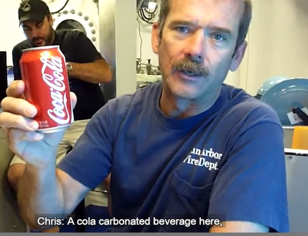 Video: Experimento muestra lo que pasa si se abre una lata de gaseosa agitada bajo el océano