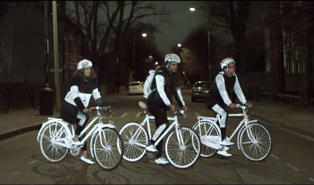 Video: Crean «Life Paint», la pintura reflectante especial para ciclistas