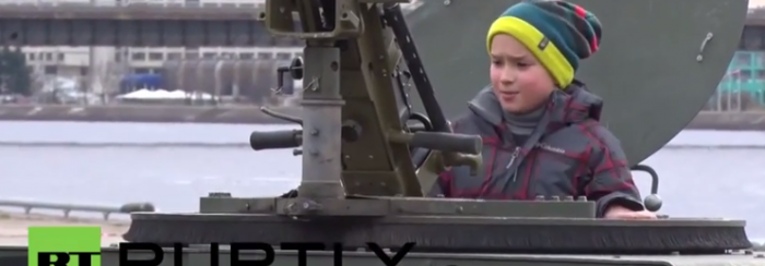 Video: Niños manipulan armas de EU en Letonia