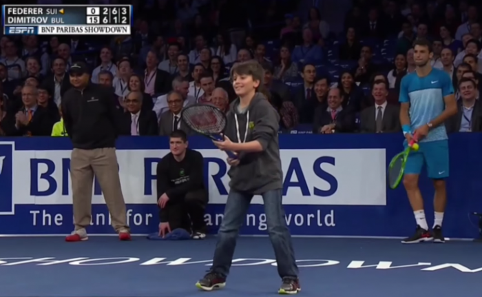 Video: Niño se enfrenta a Roger Federer y lo «humilla» con espectacular jugada