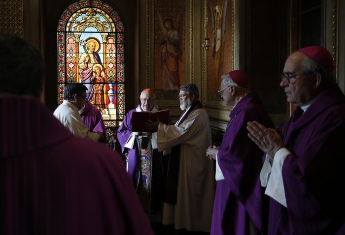 Conferencia Episcopal no cuestiona nombramiento de Barros como obispo y lo apoya por «obediencia al Papa»