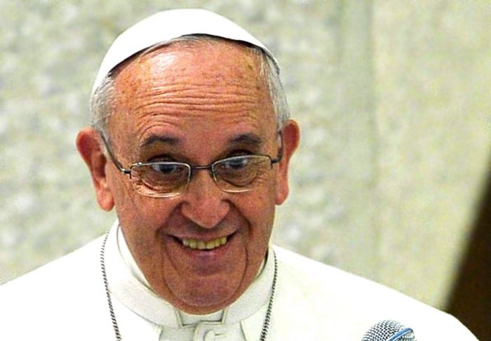 Papa Francisco:  «¿Usted sabe cómo se suicida un argentino? Se sube arriba de su ego y de allí se tira abajo»
