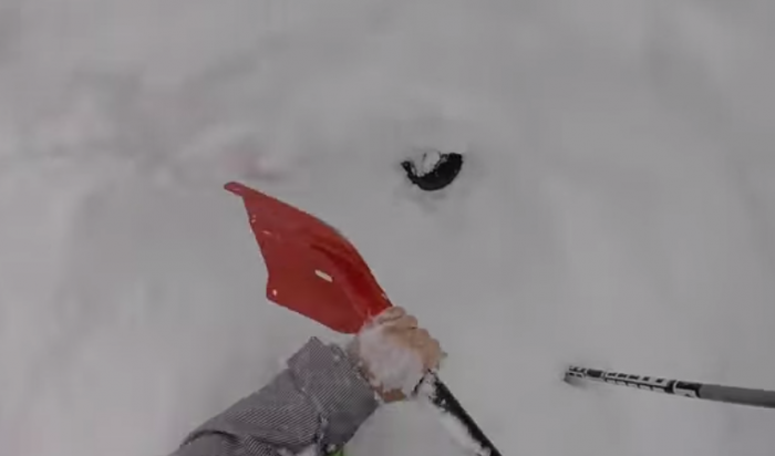 Video: Desesperado rescate de un esquiador enterrado en la nieve
