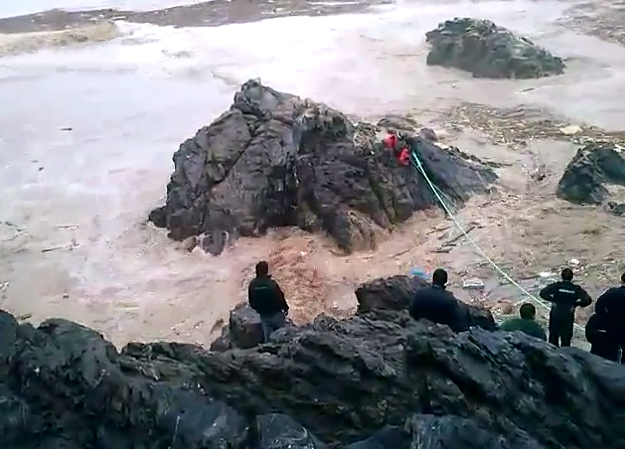 Video: Rescatan a niño desde la costa de Chañaral